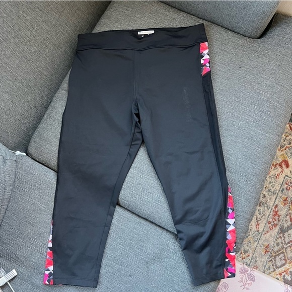 Forever 21 Black and Pink Geometric Pattern Leggings - Size X1 - Picture 5 of 6